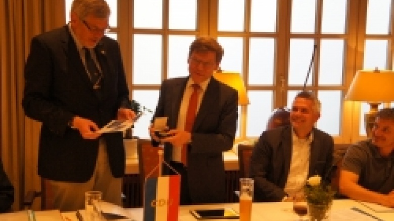 Horst Krebs (li.) erhält die Dankes-Medaille für 31 Jahre Ortsvorsitz in Nortorf 