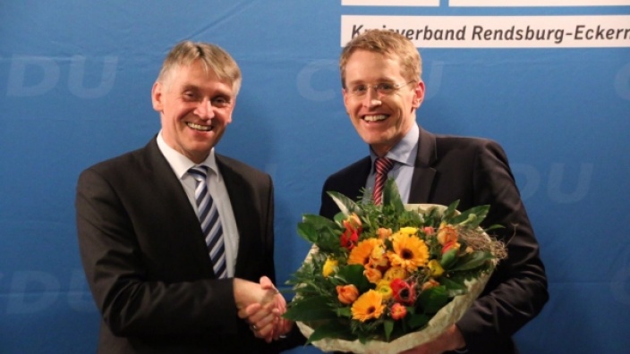 Daniel Günther (re.) gratuliert Hans Hinrich Neve zur Nominierung für den Wahlkreis 10 