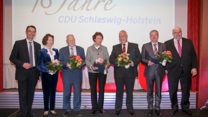 Im Rahmen der Jubiläumsveranstaltung ehrte der Landesvorsitzende Ingbert Liebing (v.l.) gemeinsam mit Margot Stoltenberg vier verdiente CDU-Mitglieder mit der Gerhard-Stoltenberg-Medaille. Karl-Arthur Jäger-Volk aus Nortorf ,Hans-Peter Kröger aus Blekendo